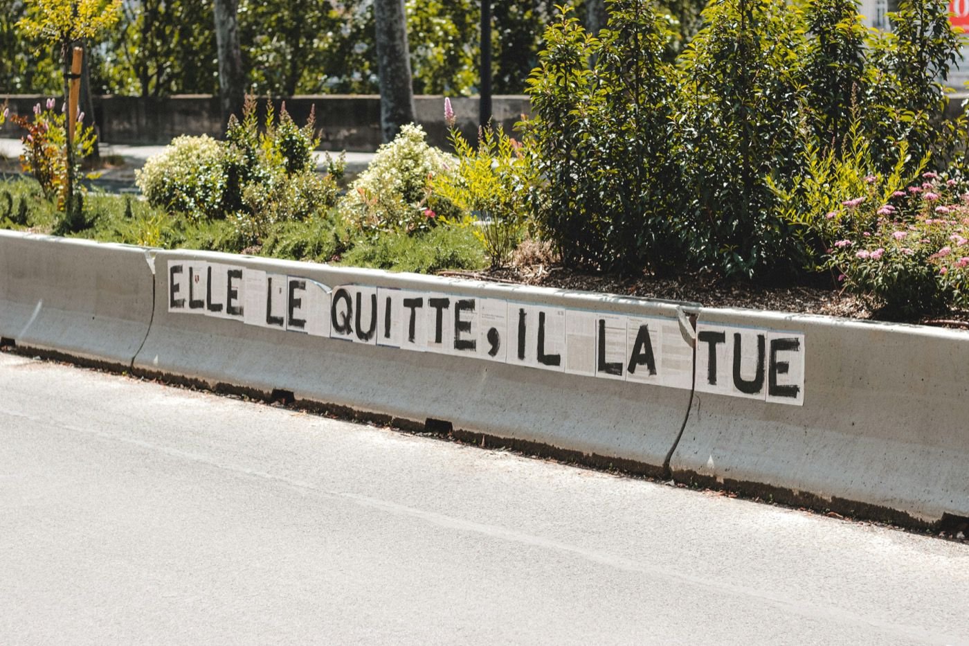 Haie de conifères bien entretenue et taillée régulièrement